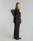 RUE | Schultertasche Wildleder moosgrün/gold - full body