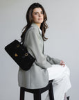 RUE | Schultertasche Wildleder classic schwarz/gold - close up