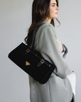 RUE | Schultertasche Wildleder classic schwarz/gold - detail