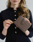 SAENTIS | Portemonnaie taupe grau/gold - detail