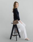 URSY | Umhängetasche taupe grau/gold - full body