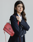 URSY | Umhängetasche Croco coral pink/silber - detail seitlich