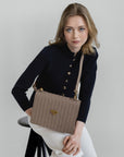 WIL | Umhängetasche taupe grau/gold - close up