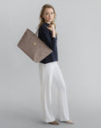 WINTERTHUR | Shopper mit Reissverschluss taupe grau/gold - full body