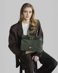 WITTNAU | Handtasche Wildleder moosgrün/gold - close up