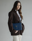 WIL | Umhängetasche deep blau/silber - on body
