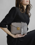 MEYRIN | Umhängetasche taupe grau/gold - detail