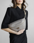 BRIENZ | Gürteltasche taupe grau/gold – Detail
