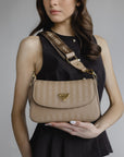 NOVILLE | Umhängetasche classic cappuccino/gold - on body
