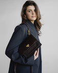 URSY | Umhängetasche Croco burgundy braun/gold – getragen