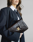 MARLY | Umhängetasche Croco burgundy braun/gold – getragen