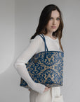 BERN | Shopper Maze cappuccino deep blau/silber - on body