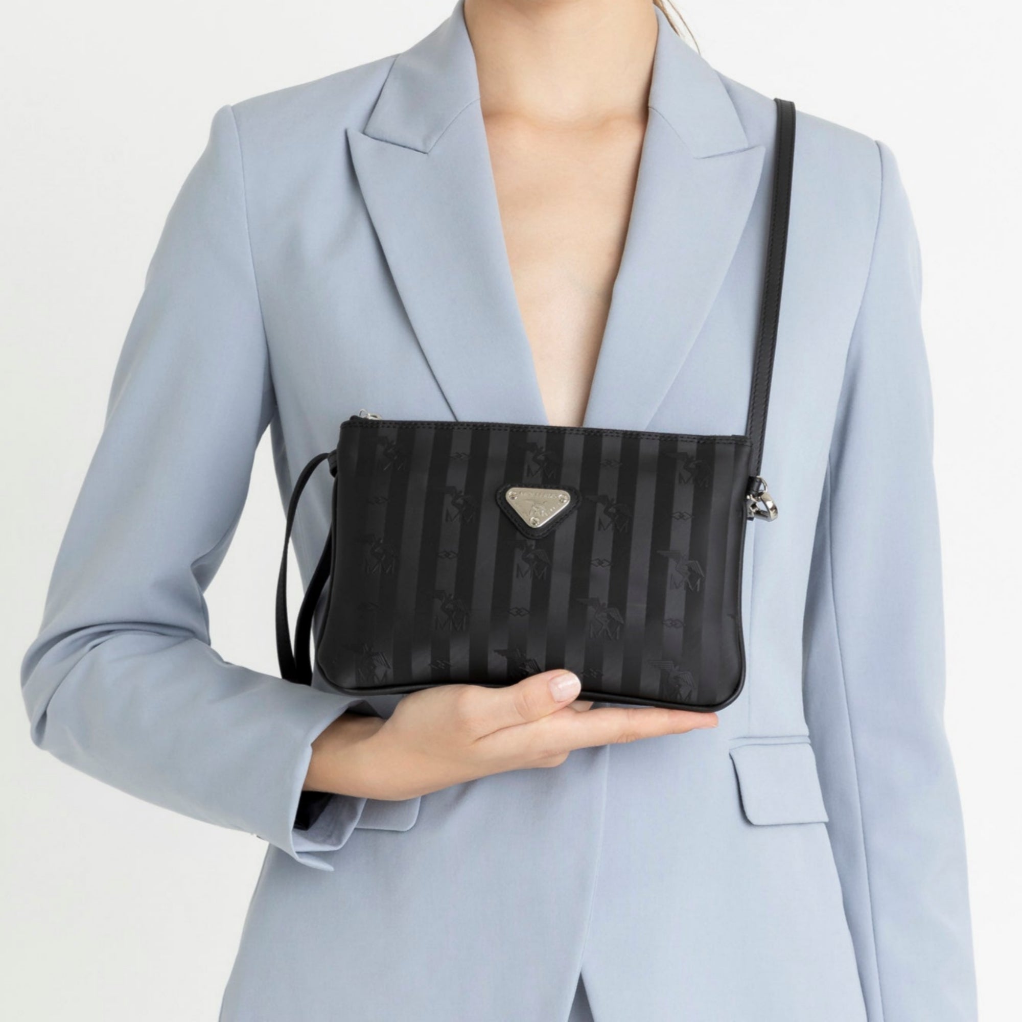 TAMINS | Umhängetasche classic schwarz/silber - ON BODY