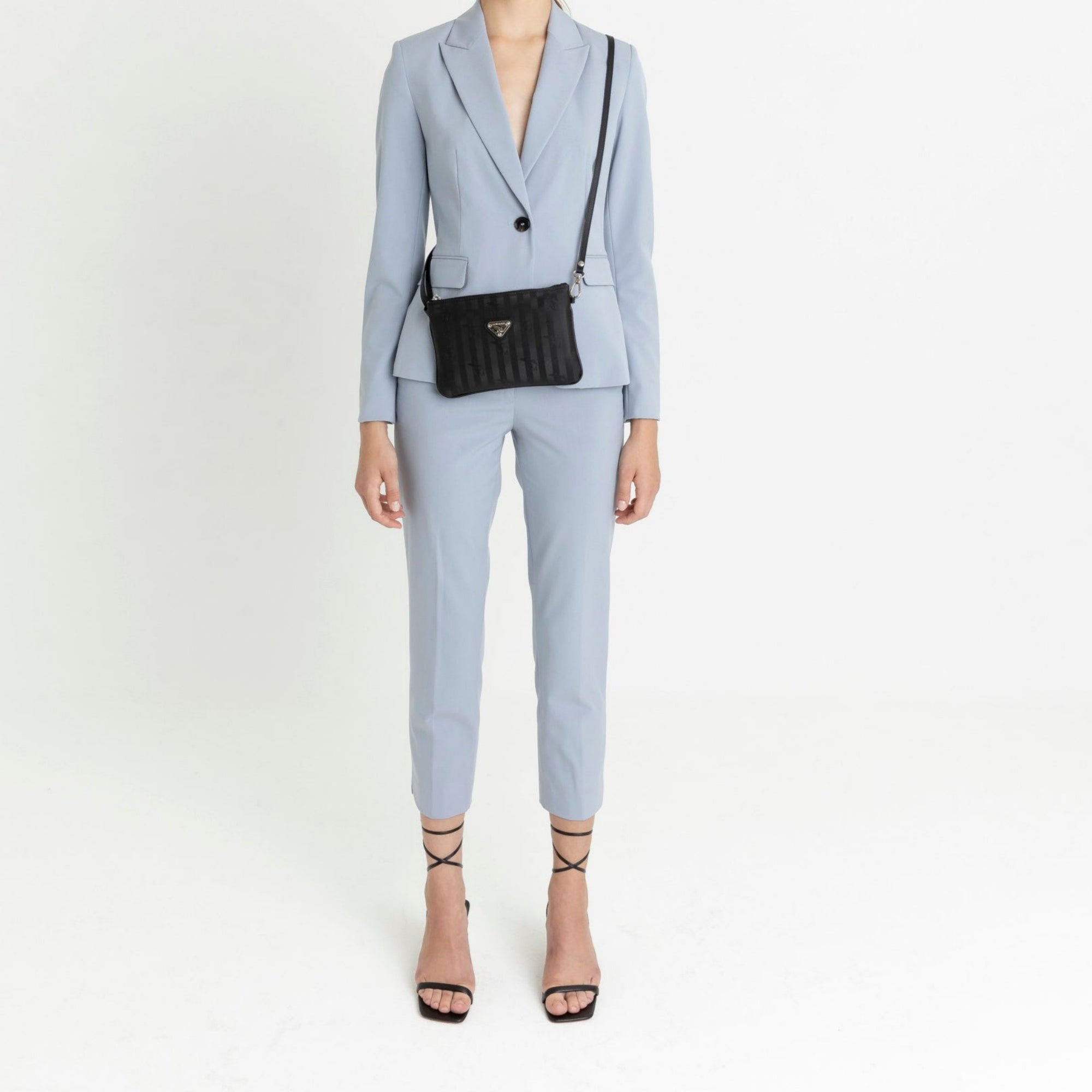 TAMINS | Umhängetasche classic schwarz/silber - FULL BODY