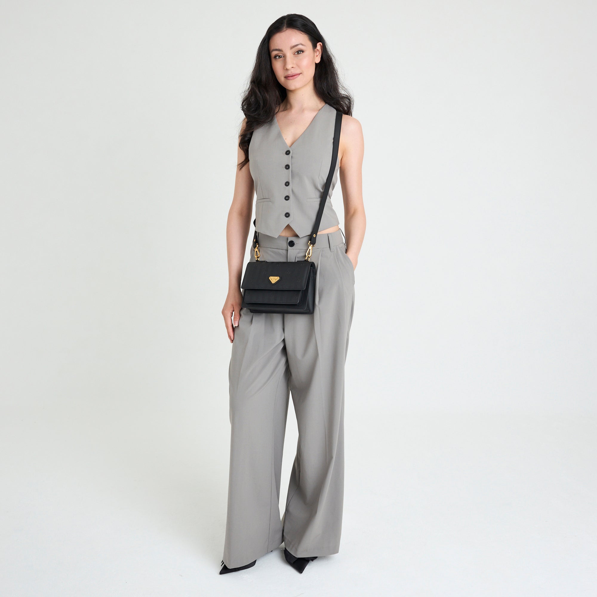 URSY | Umhängetasche classic schwarz/gold - full body