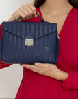 MARLY | Umhängetasche midnight blau/silber – getragen