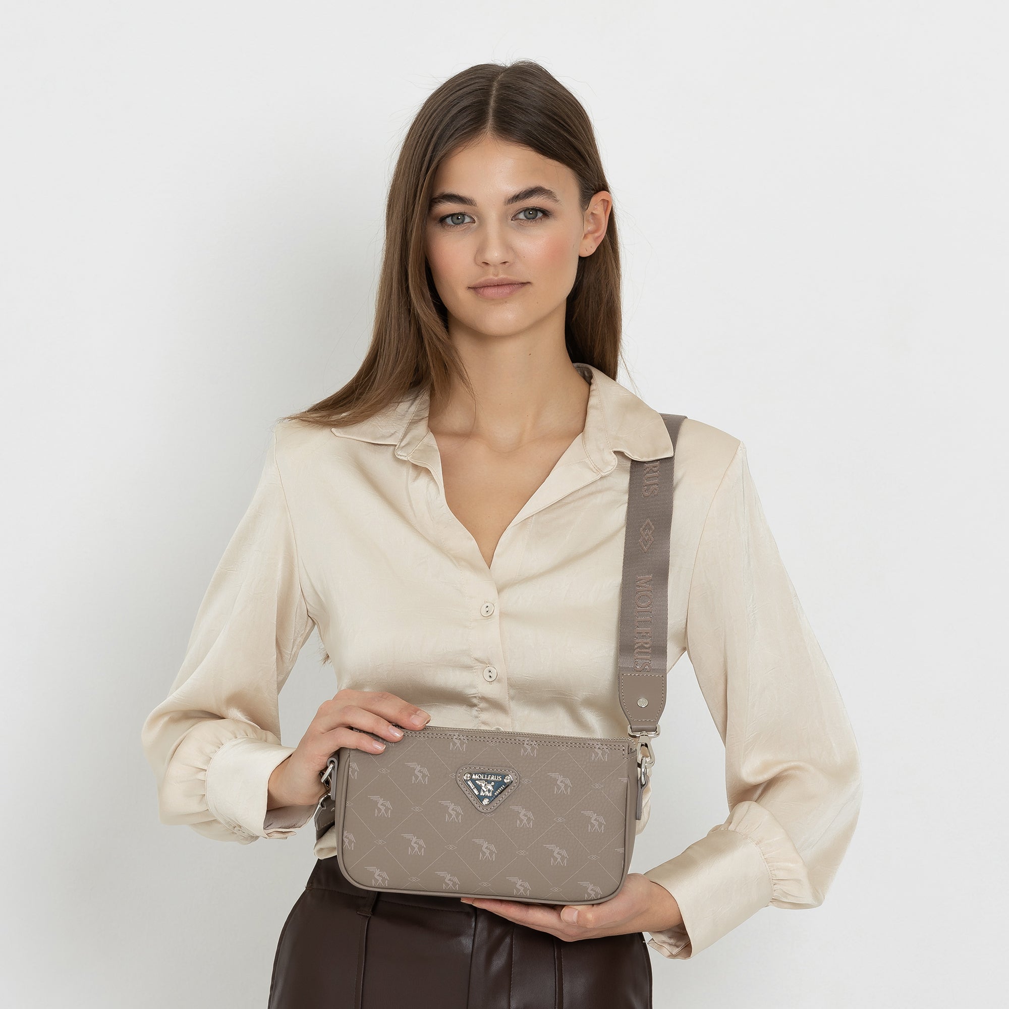 ZELL | Umhängetasche Pecarus taupe/rosè/silber - on body