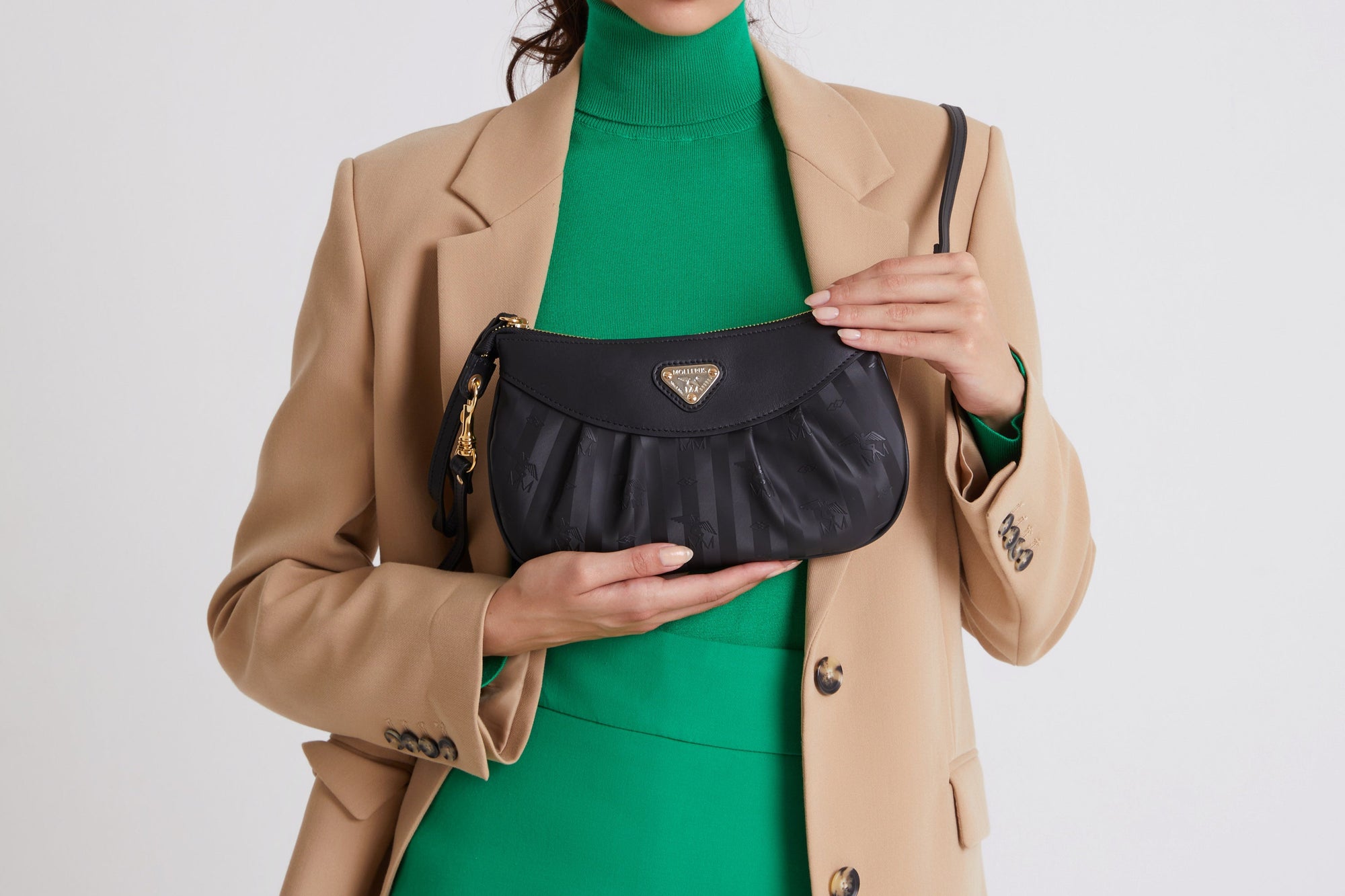 GRAZIA | Pochette classica nero/oro - dettaglio ravvicinato