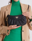 GRAZIA | Pochette classica nero/oro - dettaglio ravvicinato