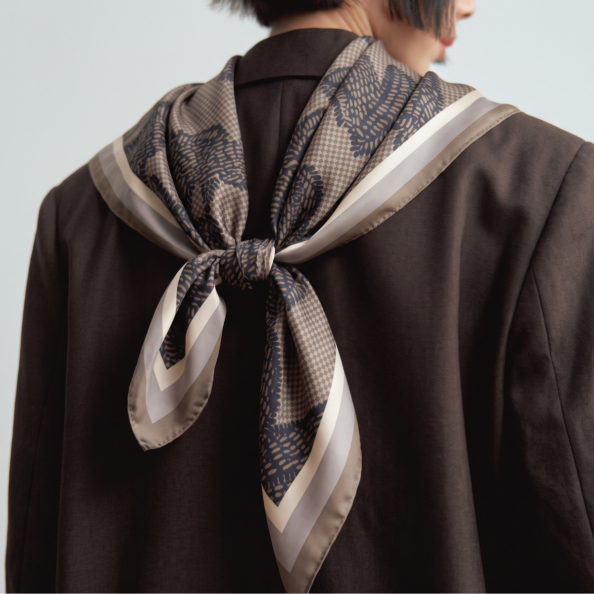 FOULARD | Seidenschal Maze Canvas Fango/Beige - getragen