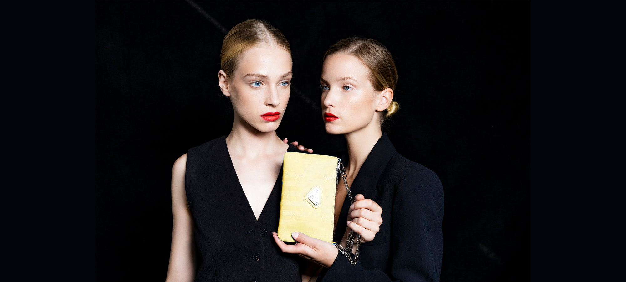 Models mit gelber Tasche