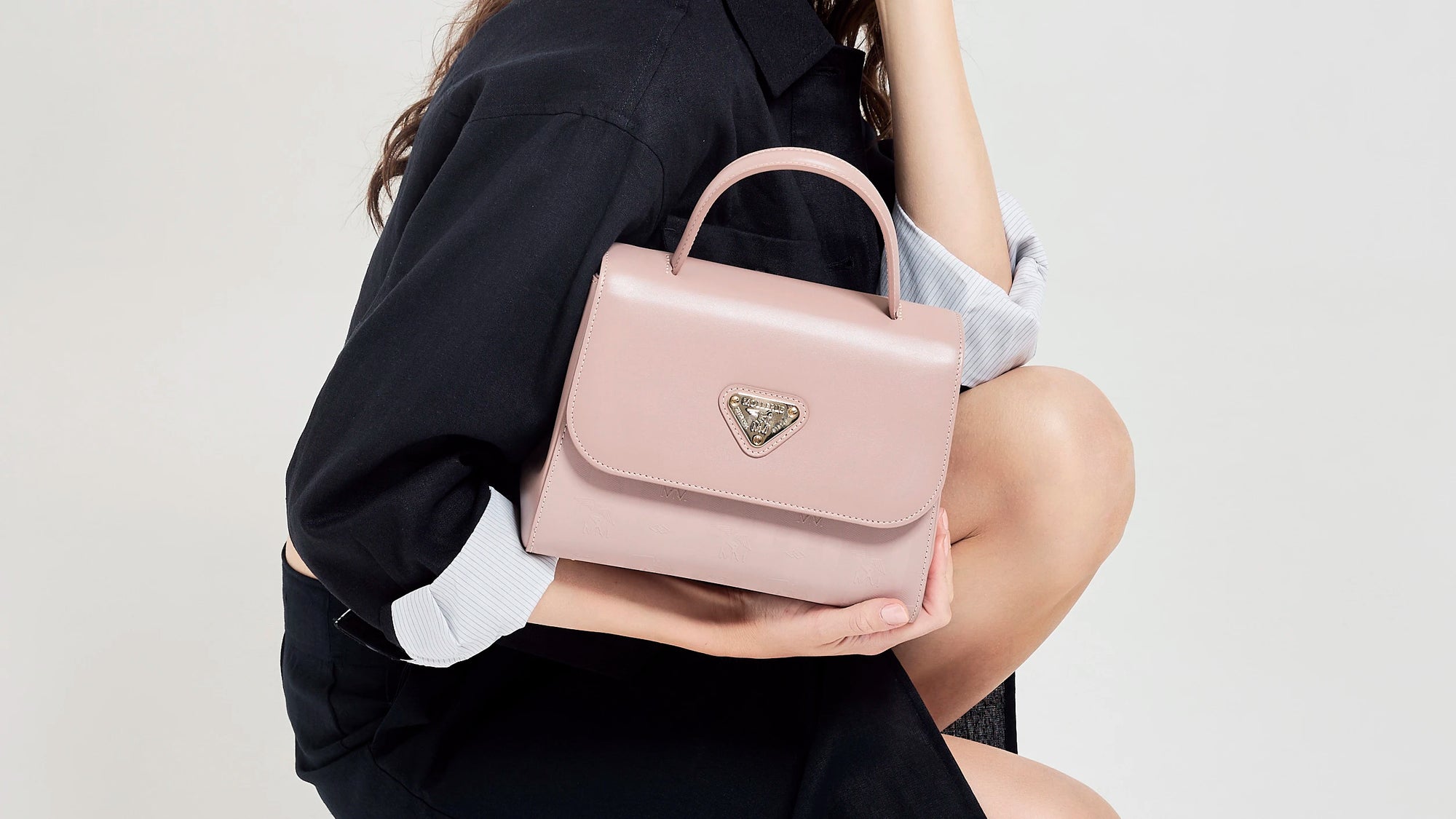 Model mit Soft Rose Handtasche