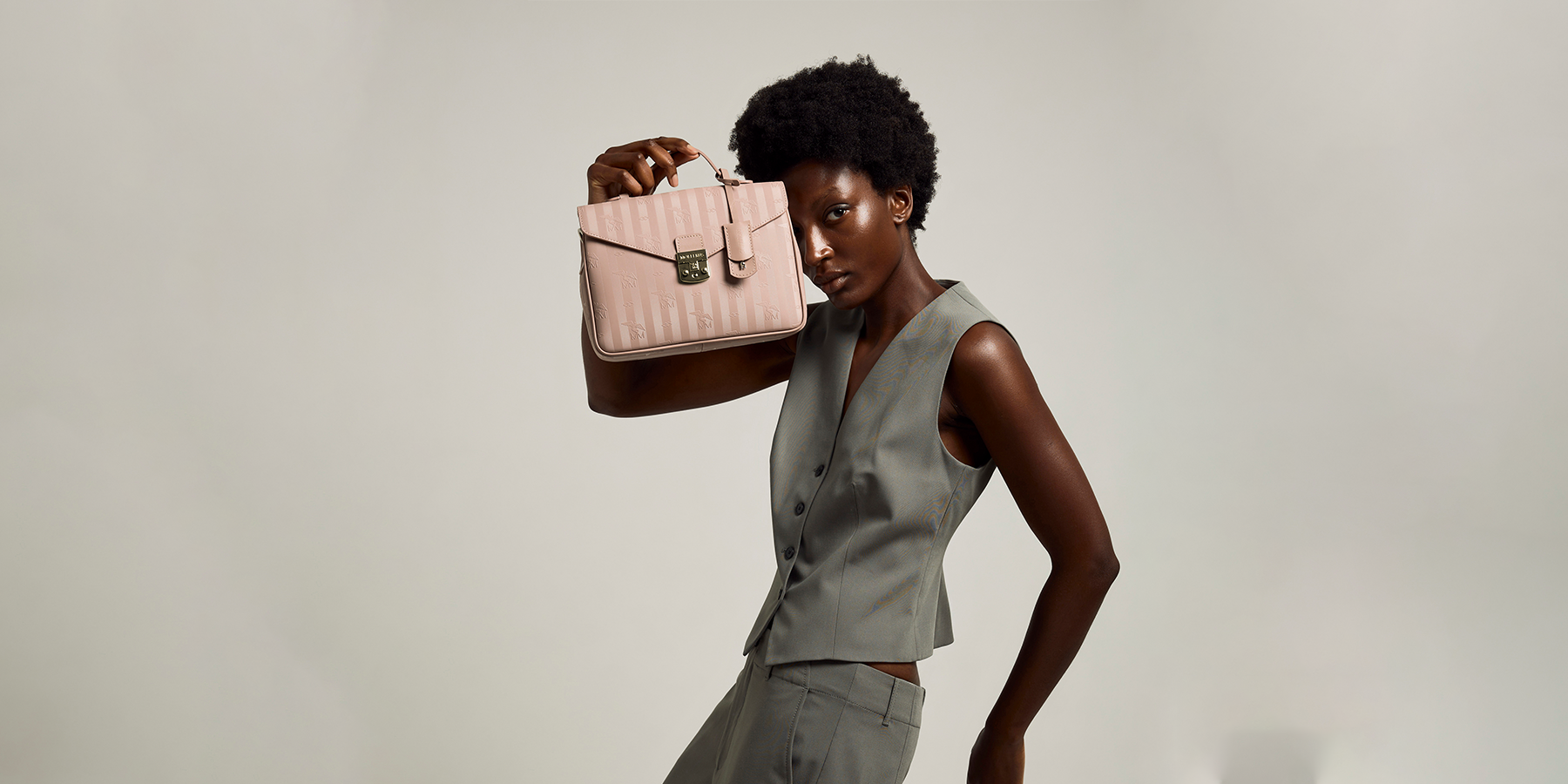Model mit Soft Rose Handtasche