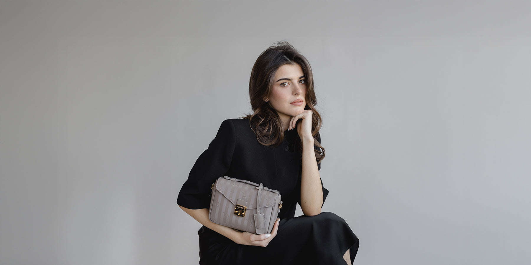 Model mit Tasche Taupe