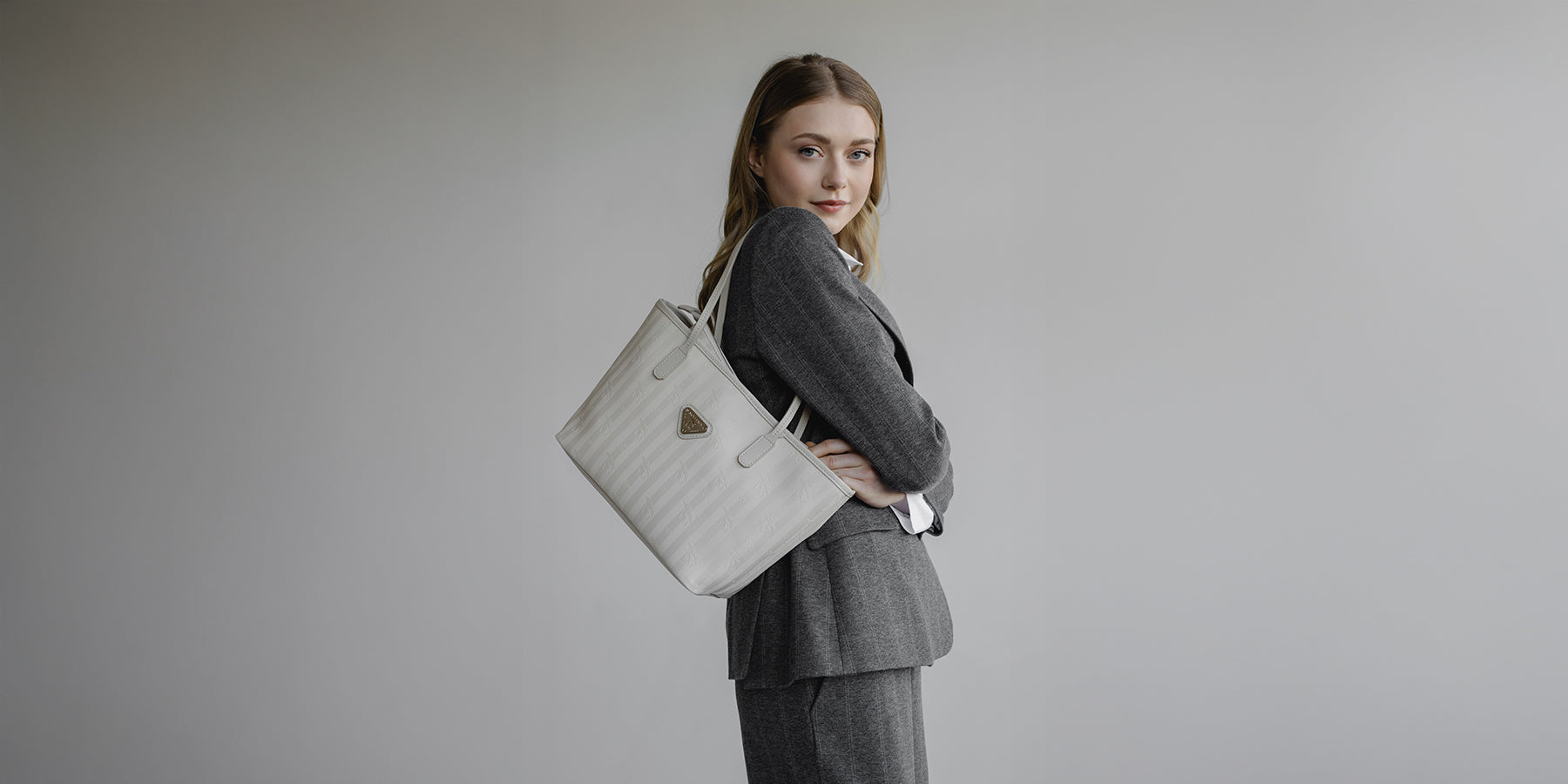 Model mit weisser Tasche