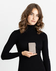 GY | Kreditkartenetui taupe grau/silber - on body