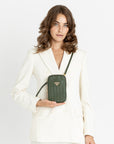 WILDHORN | Handyportemonnaie olive grün/gold - on body