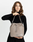 NIESEN | Beuteltasche taupe grau/silber - on body