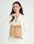 SION | Beuteltasche cappuccino beige/gold - closeup