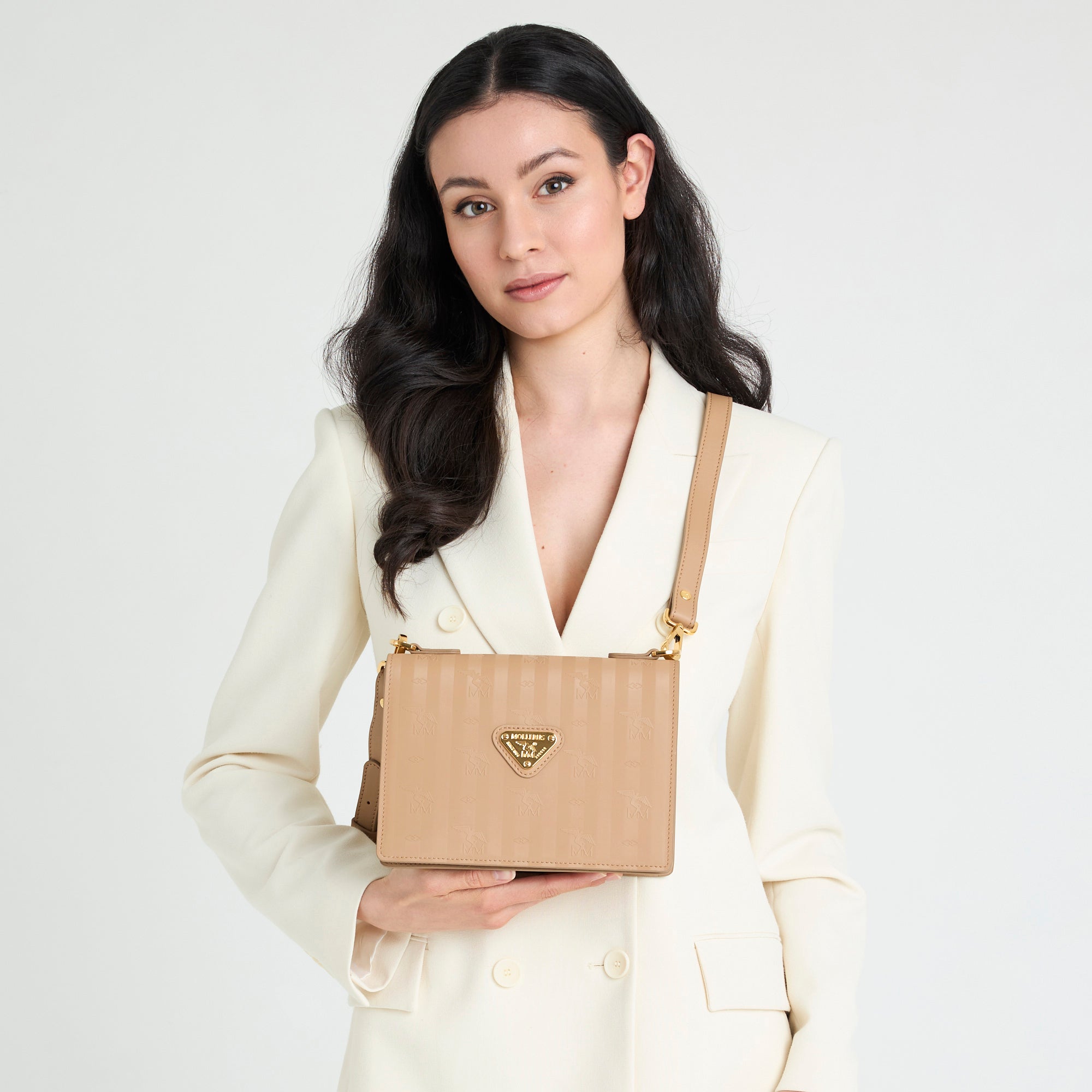 MELIDE | Umhängetasche cappuccino beige/gold - on body