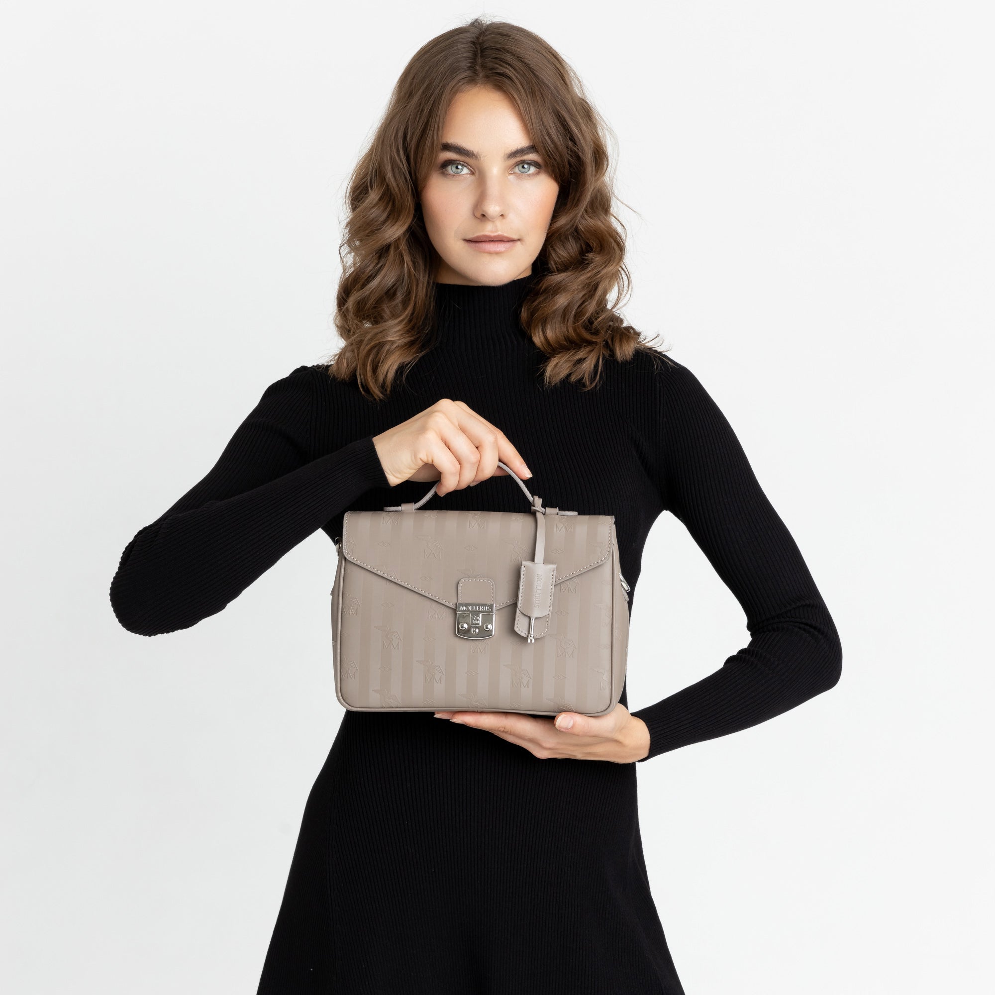 MARLY | Umhängetasche taupe grau/silber - on body