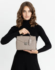 MARLY | Umhängetasche taupe grau/silber - on body