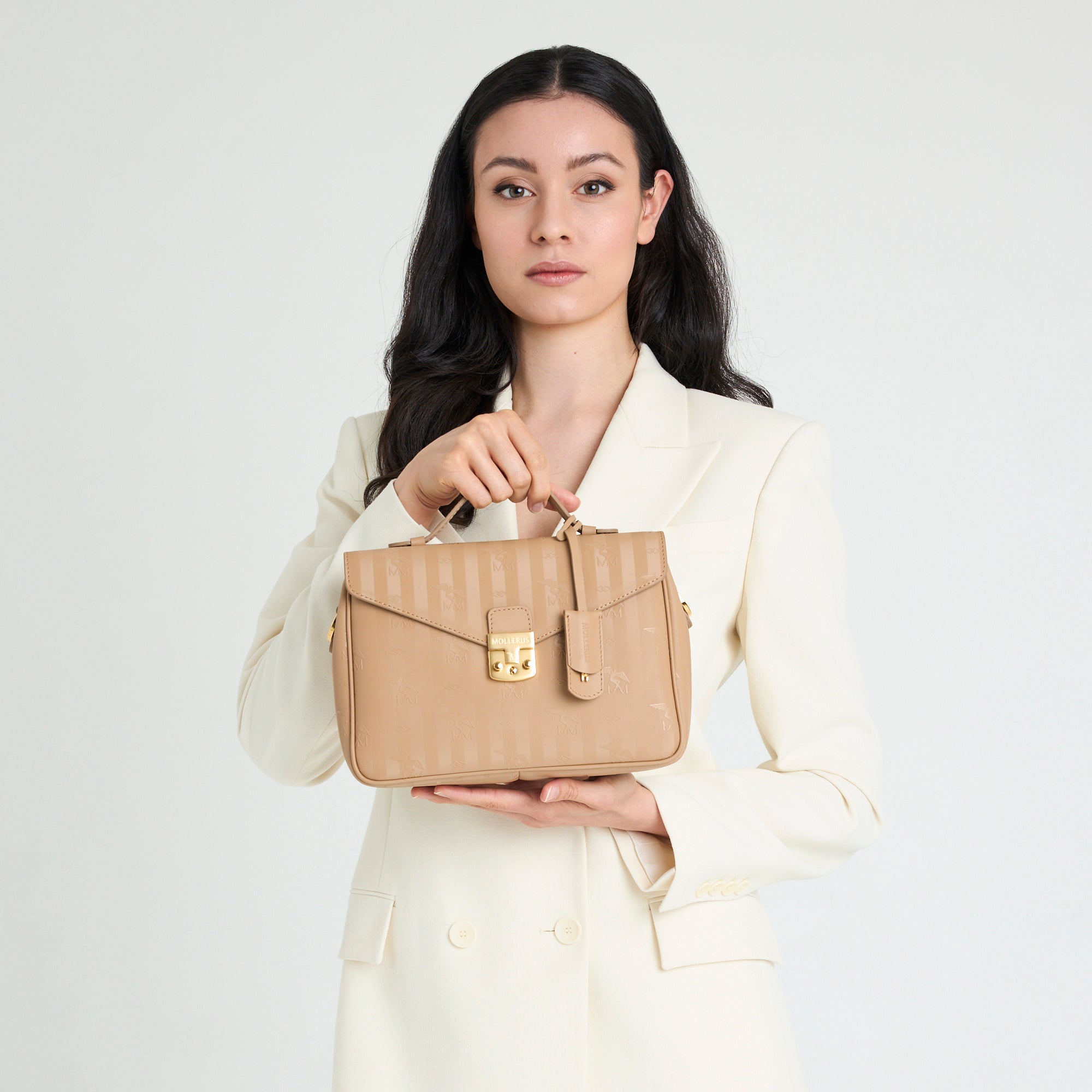 MARLY | Umhängetasche cappuccino beige/gold - on body