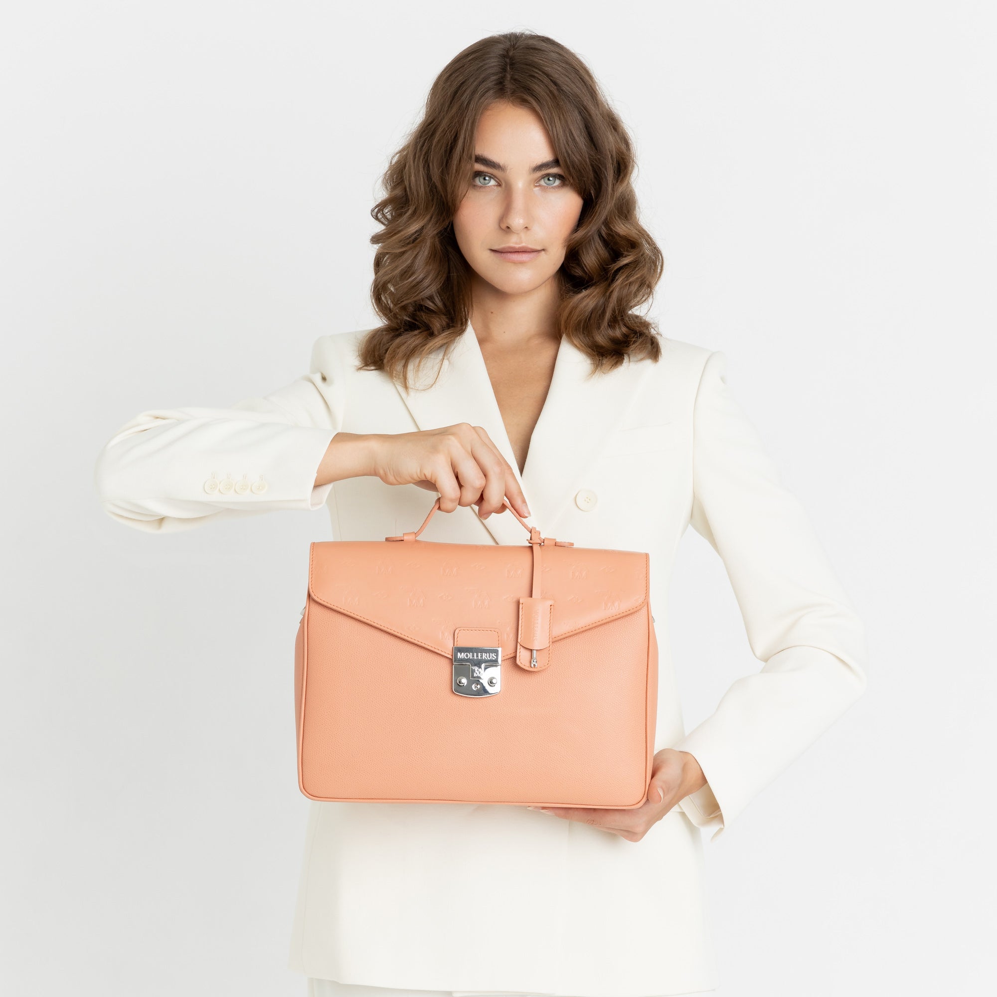 AVRY | Umhängetasche peach rosé/silber - on body