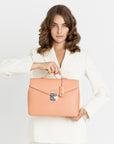 AVRY | Umhängetasche peach rosé/silber - on body