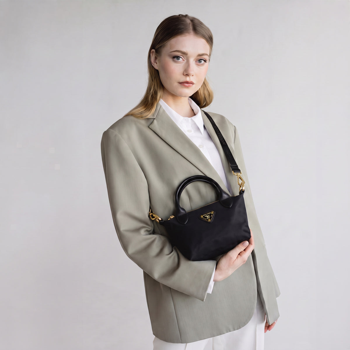 VALS | Umhängetasche Nylon classic schwarz/gold - getragen mit Riemen