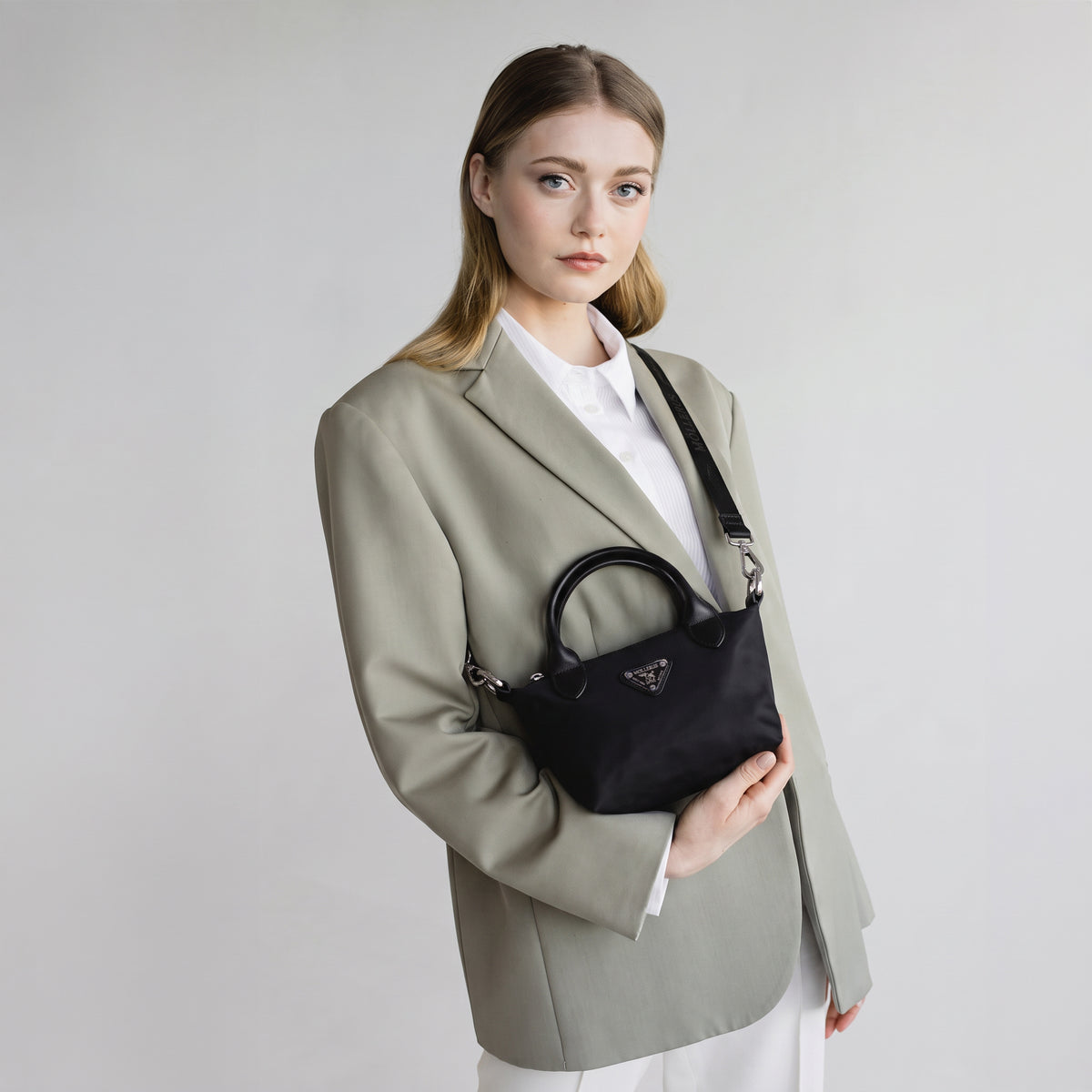 VALS | Umhängetasche Nylon classic schwarz/silber - getragen mit Riemen