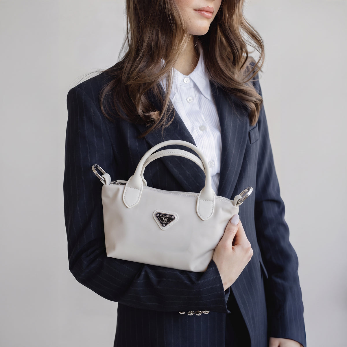 VALS | Umhängetasche Nylon pearl weiss/silber - getragen