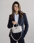 VALS | Umhängetasche Nylon pearl weiss/silber - getragen