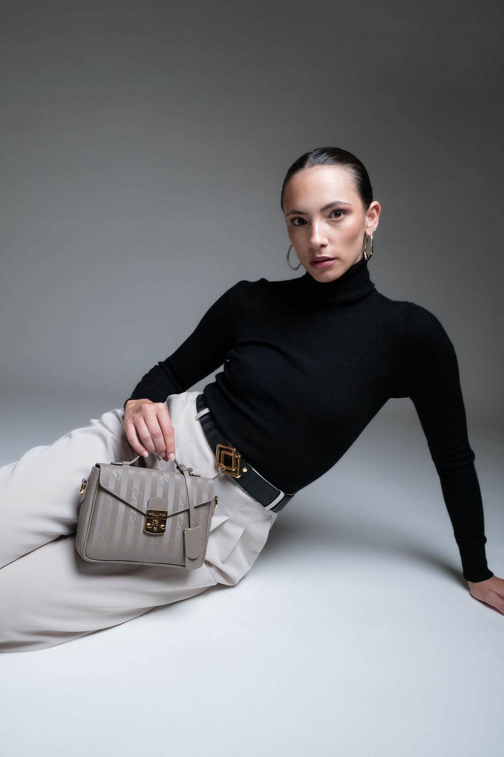 MEYRIN | Umhängetasche taupe grau/gold - frontal