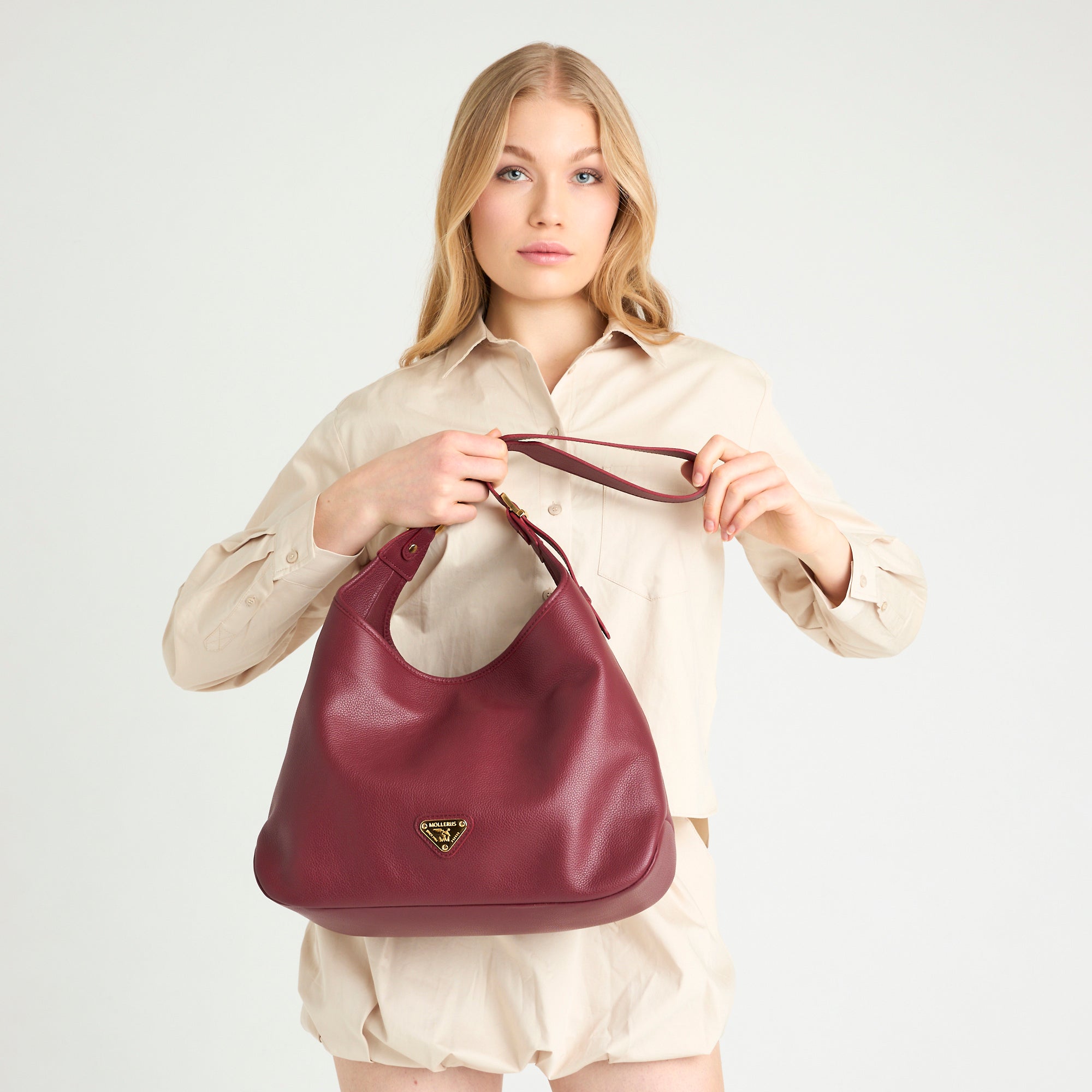 MENDRISIO | Umhängetasche Kalbsleder antik rot/gold - on body
