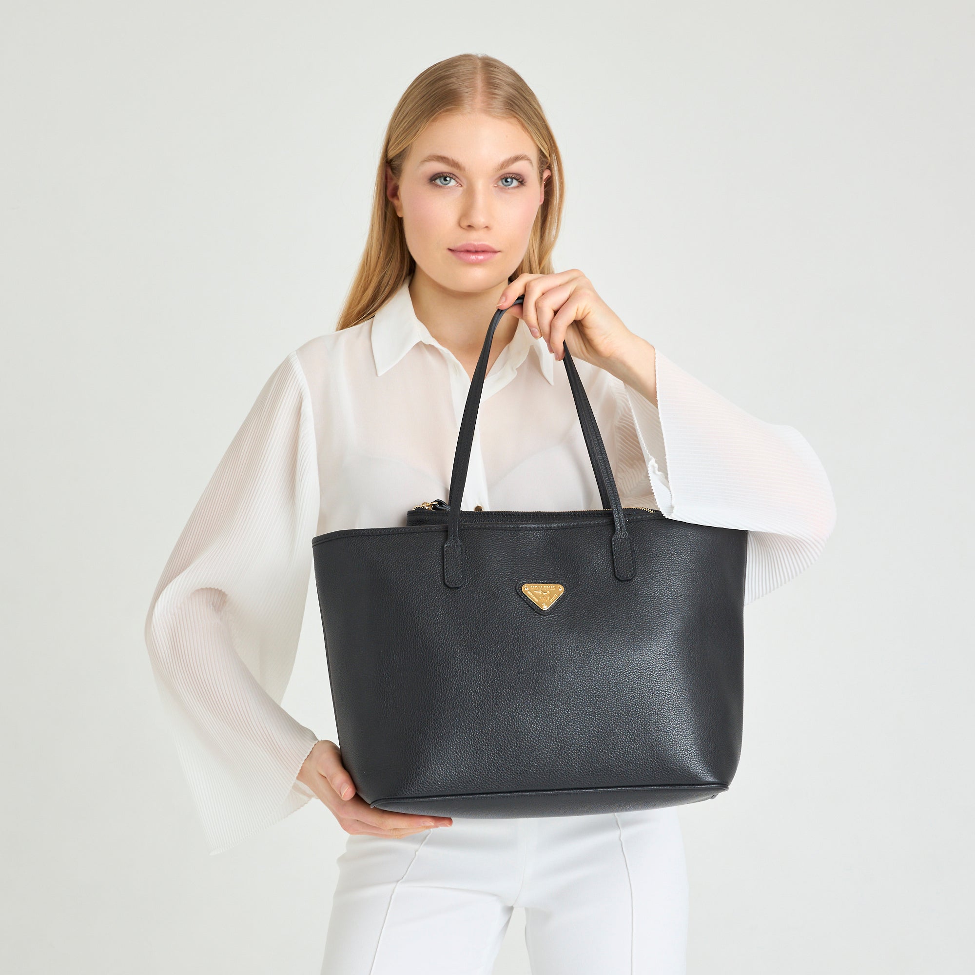 BERN | Shopper Kabsleder schwarz/gold - on body 