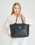 BERN | Shopper Kabsleder schwarz/gold - on body 