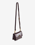 URSY | Umhängetasche Croco burgundy braun/gold – seitlich hängend