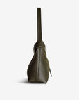 GSTAAD | Schultertasche Wildleder moosgrün/gold - seitlich