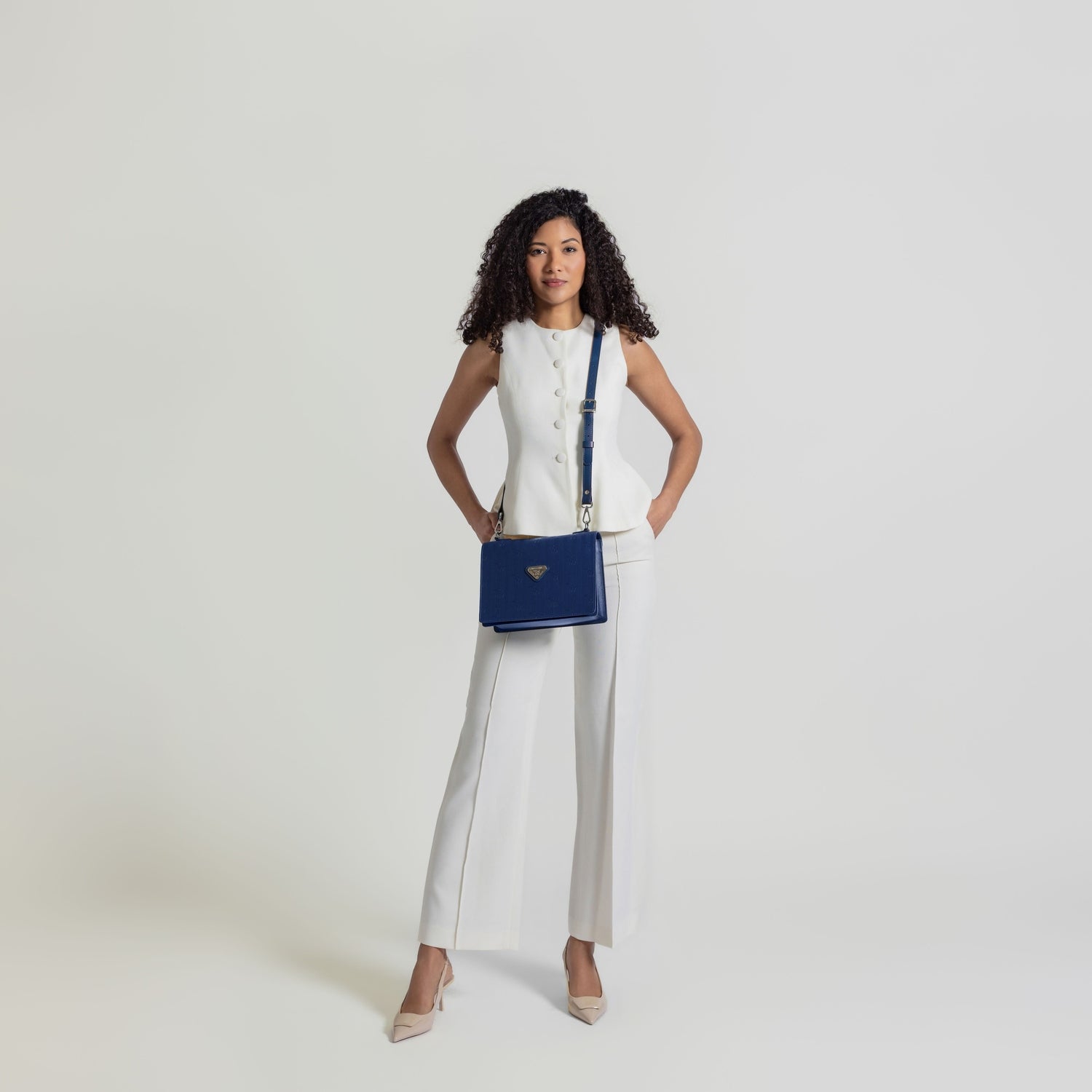 WIL | Umhängetasche deep blau/silber - on body